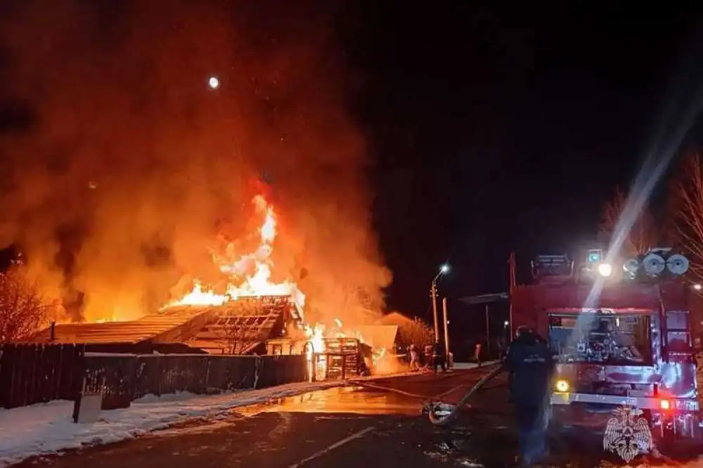 В Хакасии семилетний ребенок сжег дом, бросив в пристройку с бензином горящий факел