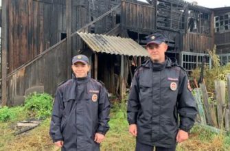 minusinskie-politseyskie-spasli-iz-goryaschego-doma-dvoih-grazhdan-ia