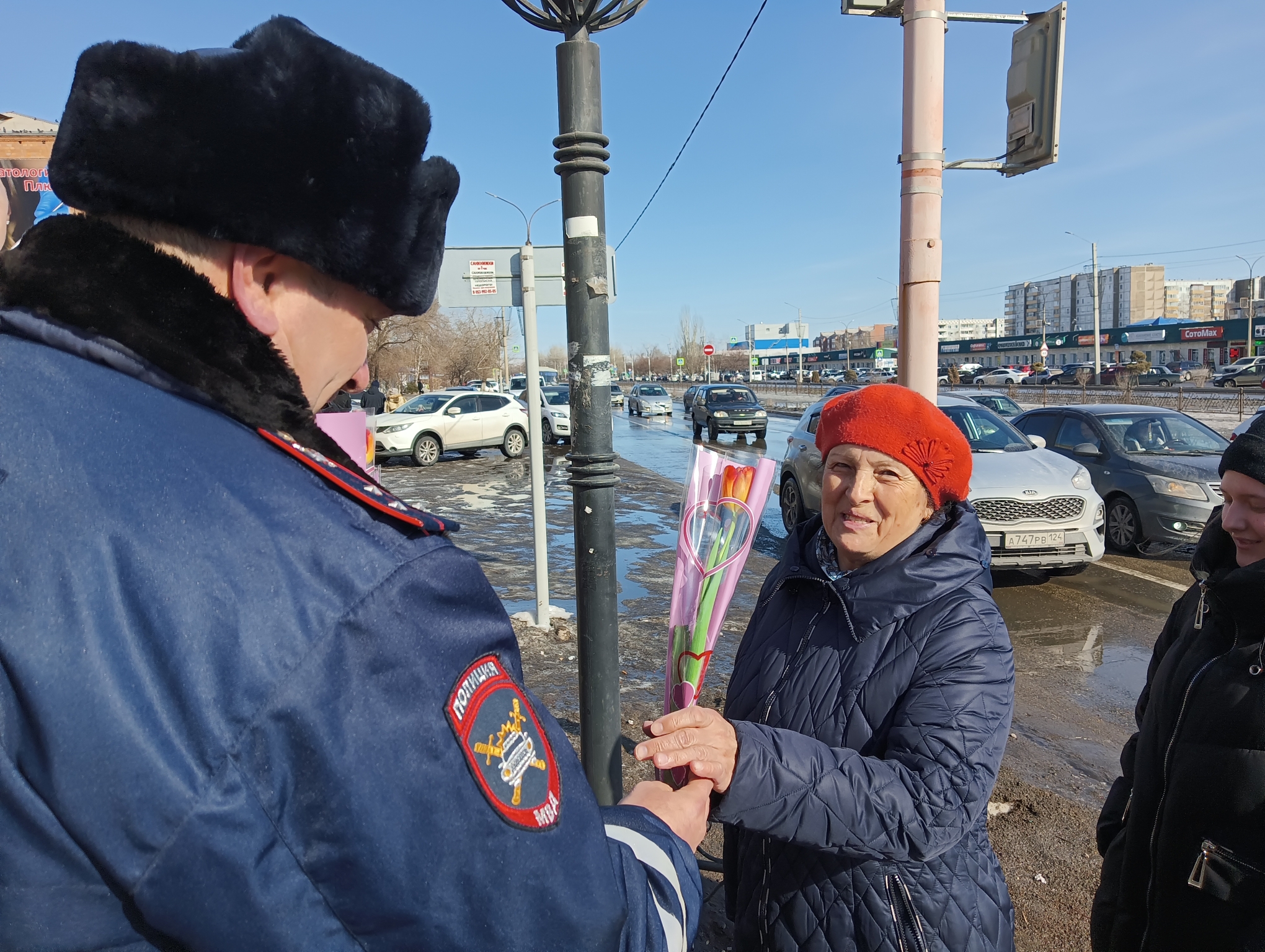 Сотрудники Госавтоинспекции поздравили жительниц города с Международным женским днем