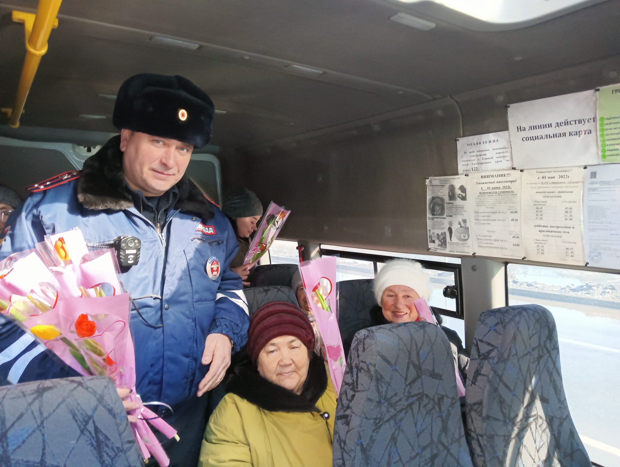Сотрудники Госавтоинспекции поздравили жительниц города с Международным женским днем